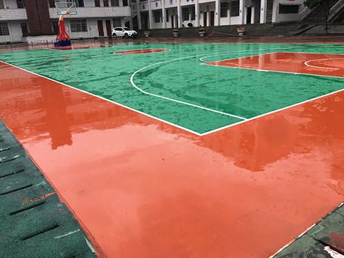 吉首瀘溪縣鎮(zhèn)中完小學(xué)塑膠籃球場，羽毛球場