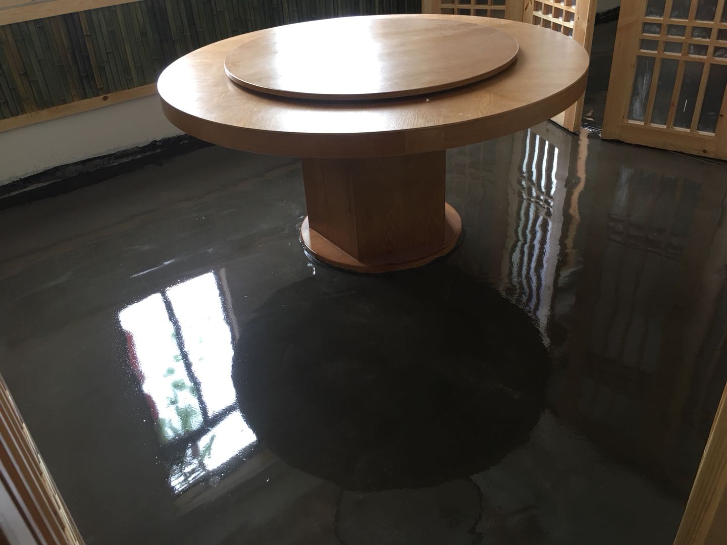 吉首市乾州餐廳環(huán)氧復古地坪施工完成，祝老板生意興隆，財源廣進